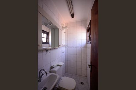 Casa à venda com 264m², 3 quartos e 3 vagas Casa à venda com 264m², 3 quartos e 3 vagasEdícula - Banheiro