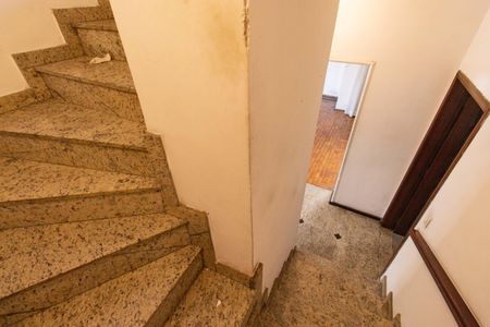 Casa à venda com 300m², 3 quartos e 5 vagasEscadas