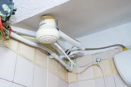 Banheiro de casa para alugar com 1 quarto, 40m² em Vila Serralheiro, São Paulo