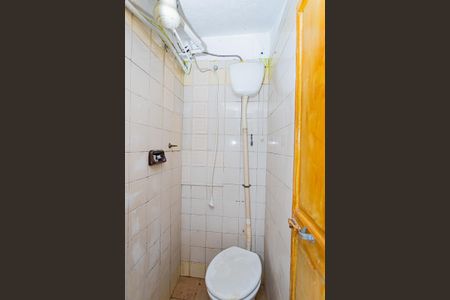 Banheiro de casa para alugar com 1 quarto, 40m² em Vila Serralheiro, São Paulo