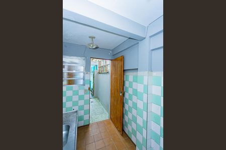 Cozinha de casa para alugar com 1 quarto, 40m² em Vila Serralheiro, São Paulo