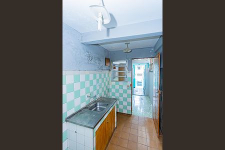 Cozinha de casa para alugar com 1 quarto, 40m² em Vila Serralheiro, São Paulo