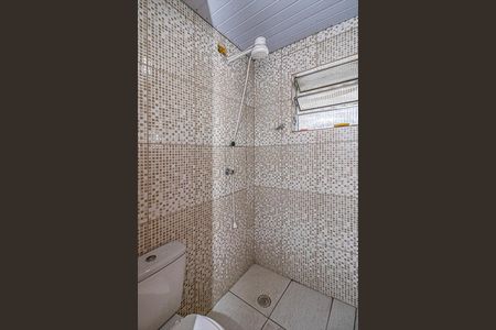 banheiro social_2 de casa para alugar com 2 quartos, 35m² em Jardim Patente Novo, São Paulo