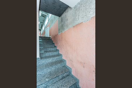 Casa à venda com 196m², 3 quartos e 4 vagas Casa à venda com 196m², 3 quartos e 4 vagasEscada