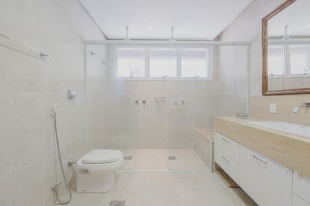 Casa à venda com 446m², 4 quartos e 6 vagasBanheiro da Suíte 2