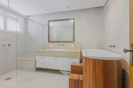 Casa à venda com 446m², 4 quartos e 6 vagasBanheiro da Suíte 2