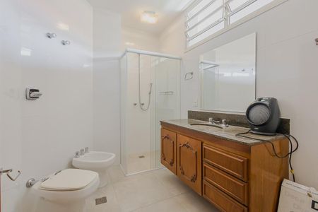 Casa à venda com 446m², 4 quartos e 6 vagasBanheiro da Suíte 1