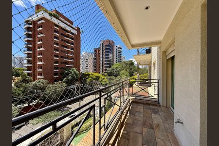Apartamento para alugar com 387m², 4 quartos e 5 vagas Apartamento para alugar com 387m², 4 quartos e 5 vagasSacada Suíte 1 e 2