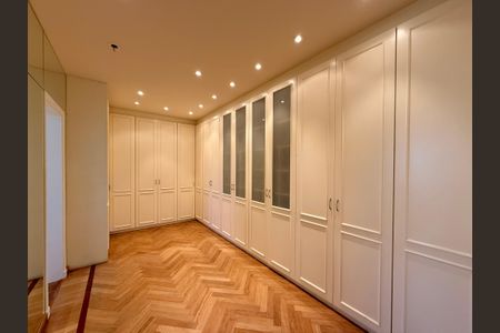 Apartamento para alugar com 387m², 4 quartos e 5 vagas Apartamento para alugar com 387m², 4 quartos e 5 vagasCloset Suíte 4