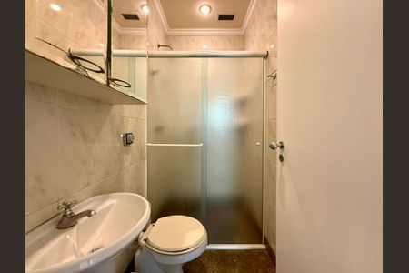 Apartamento para alugar com 387m², 4 quartos e 5 vagas Apartamento para alugar com 387m², 4 quartos e 5 vagasBanheiro de Serviço