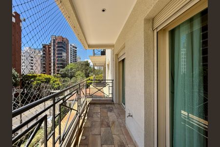 Apartamento para alugar com 387m², 4 quartos e 5 vagas Apartamento para alugar com 387m², 4 quartos e 5 vagasSacada Suíte 1 e 2