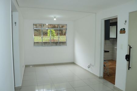 Sala de apartamento para alugar com 2 quartos, 55m² em Lajeado, Cotia