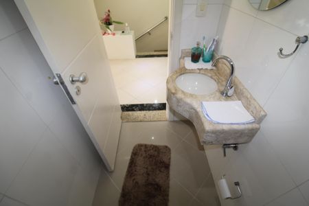 Casa de condomínio à venda com 199m², 3 quartos e 4 vagasLavabo