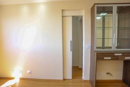 Apartamento à venda com 68m², 2 quartos e 1 vaga Apartamento à venda com 68m², 2 quartos e 1 vagaSala - porta para os quartos
