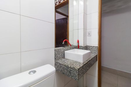 Banheiro Social de casa de condomínio para alugar com 1 quarto, 31m² em Parque Maria Helena, São Paulo