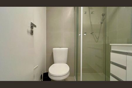 Banheiro de kitnet/studio para alugar com 1 quarto, 26m² em Pinheiros, São Paulo