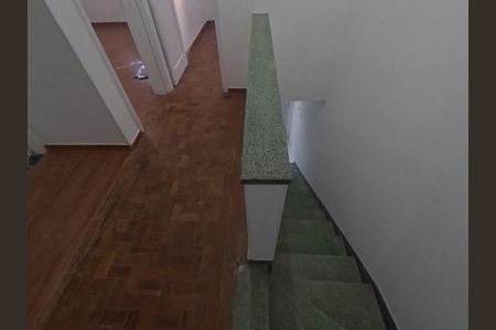 Casa para alugar com 120m², 4 quartos e 2 vagasEscada