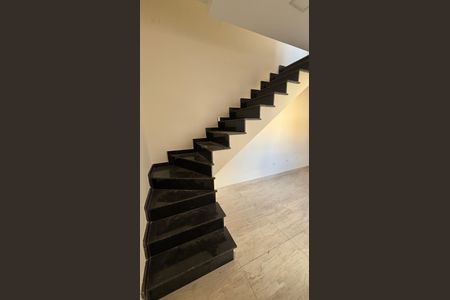 Apartamento à venda com 90m², 2 quartos e 2 vagasEscada