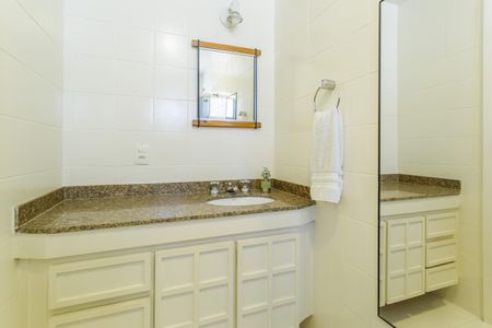 Apartamento à venda com 270m², 4 quartos e 3 vagasBanheiro da Suíte 1