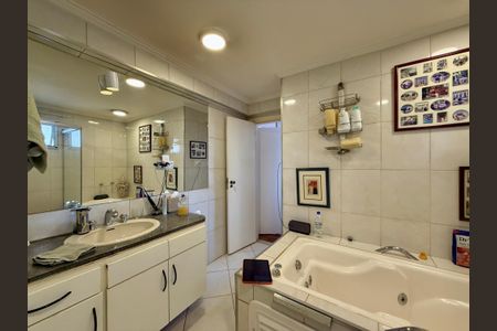 Apartamento à venda com 154m², 4 quartos e 1 vagaBanheiro Suíte 