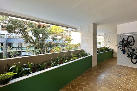 Apartamento à venda com 170m², 4 quartos e 4 vagasÁrea comum - Playground
