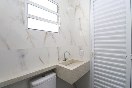 Banheiro de kitnet/studio para alugar com 1 quarto, 35m² em Vila Romana, São Paulo