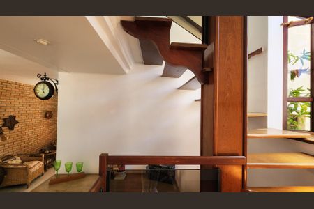 Casa à venda com 193m², 3 quartos e 2 vagas Casa à venda com 193m², 3 quartos e 2 vagasEscada