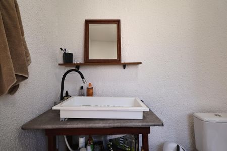 Casa à venda com 104m², 2 quartos e 3 vagas Casa à venda com 104m², 2 quartos e 3 vagasBanheiro