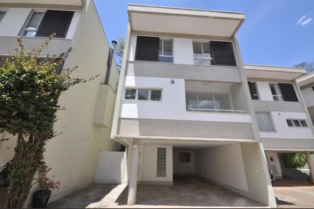 Casa de condomínio para alugar com 220m², 3 quartos e 2 vagasFachada