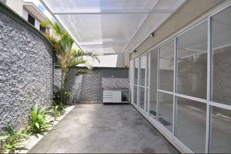 Casa de condomínio para alugar com 220m², 3 quartos e 2 vagasQuintal