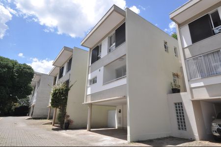 Casa de condomínio para alugar com 220m², 3 quartos e 2 vagasFachada