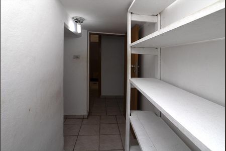 despensa no corredor para os cômodos_2 de casa para alugar com 3 quartos, 120m² em Vila Nair, São Paulo