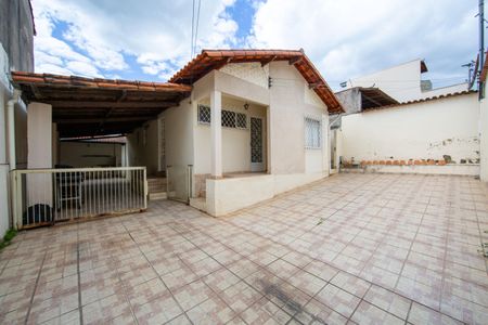 Casa à venda com 200m², 3 quartos e 5 vagas Casa à venda com 200m², 3 quartos e 5 vagasGARAGEM / FACHADA