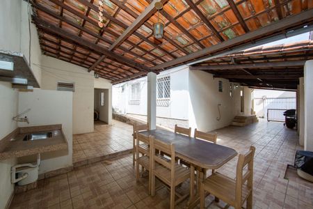 Casa à venda com 200m², 3 quartos e 5 vagas Casa à venda com 200m², 3 quartos e 5 vagasAREA EXTERNA