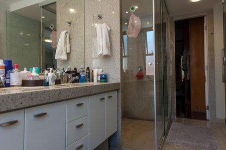 Apartamento à venda com 180m², 4 quartos e 3 vagas Apartamento à venda com 180m², 4 quartos e 3 vagasBanheiro Suíte master