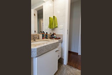 Apartamento à venda com 180m², 4 quartos e 3 vagas Apartamento à venda com 180m², 4 quartos e 3 vagasBanheiro Social