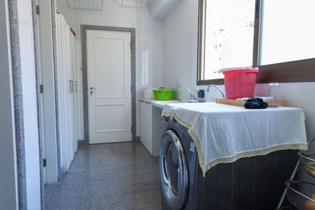 Apartamento à venda com 180m², 4 quartos e 3 vagas Apartamento à venda com 180m², 4 quartos e 3 vagasÁrea de Serviço