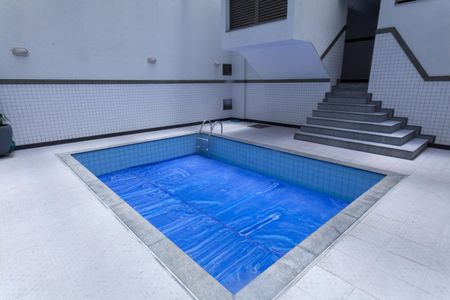 Apartamento à venda com 180m², 4 quartos e 3 vagas Apartamento à venda com 180m², 4 quartos e 3 vagasÁrea comum - Piscina coberta