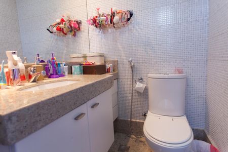 Apartamento à venda com 180m², 4 quartos e 3 vagas Apartamento à venda com 180m², 4 quartos e 3 vagasBanheiro suite 1