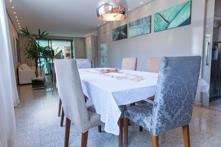 Apartamento à venda com 180m², 4 quartos e 3 vagas Apartamento à venda com 180m², 4 quartos e 3 vagasÁrea de Serviço