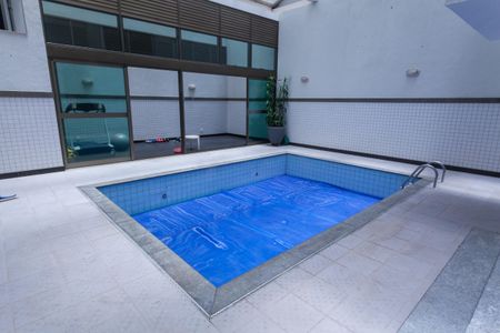 Apartamento à venda com 180m², 4 quartos e 3 vagas Apartamento à venda com 180m², 4 quartos e 3 vagasÁrea comum - Piscina coberta