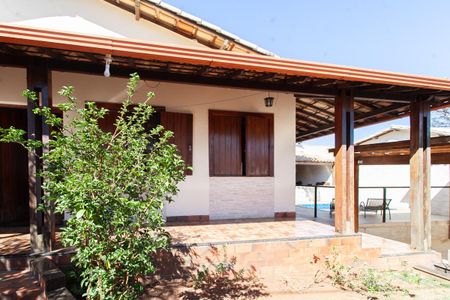 Casa à venda com 440m², 5 quartos e 2 vagasFachada
