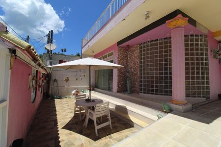 Casa de condomínio para alugar com 242m², 4 quartos e 1 vagaFrente da casa