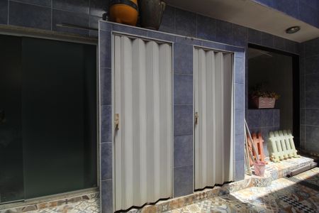 Casa de condomínio para alugar com 242m², 4 quartos e 1 vagaFundos da casa - Despensa 