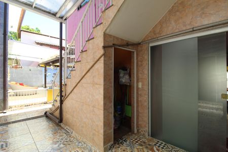 Casa de condomínio para alugar com 242m², 4 quartos e 1 vagaFundos da casa - Despensa 