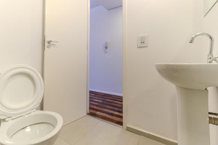 Banheiro de kitnet/studio para alugar com 1 quarto, 33m² em República, São Paulo
