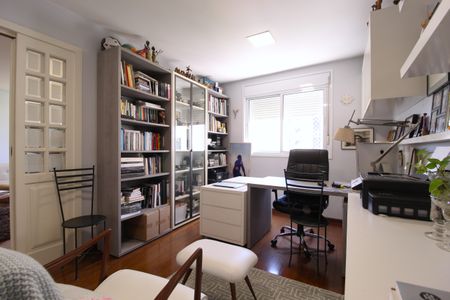 Apartamento à venda com 212m², 4 quartos e 2 vagasEscritório