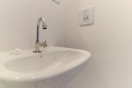 Banheiro de apartamento para alugar com 1 quarto, 27m² em República, São Paulo