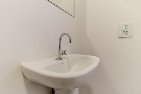 Banheiro de kitnet/studio para alugar com 1 quarto, 33m² em República, São Paulo