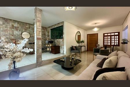 Casa à venda com 446m², 4 quartos e 8 vagas Casa à venda com 446m², 4 quartos e 8 vagasSala